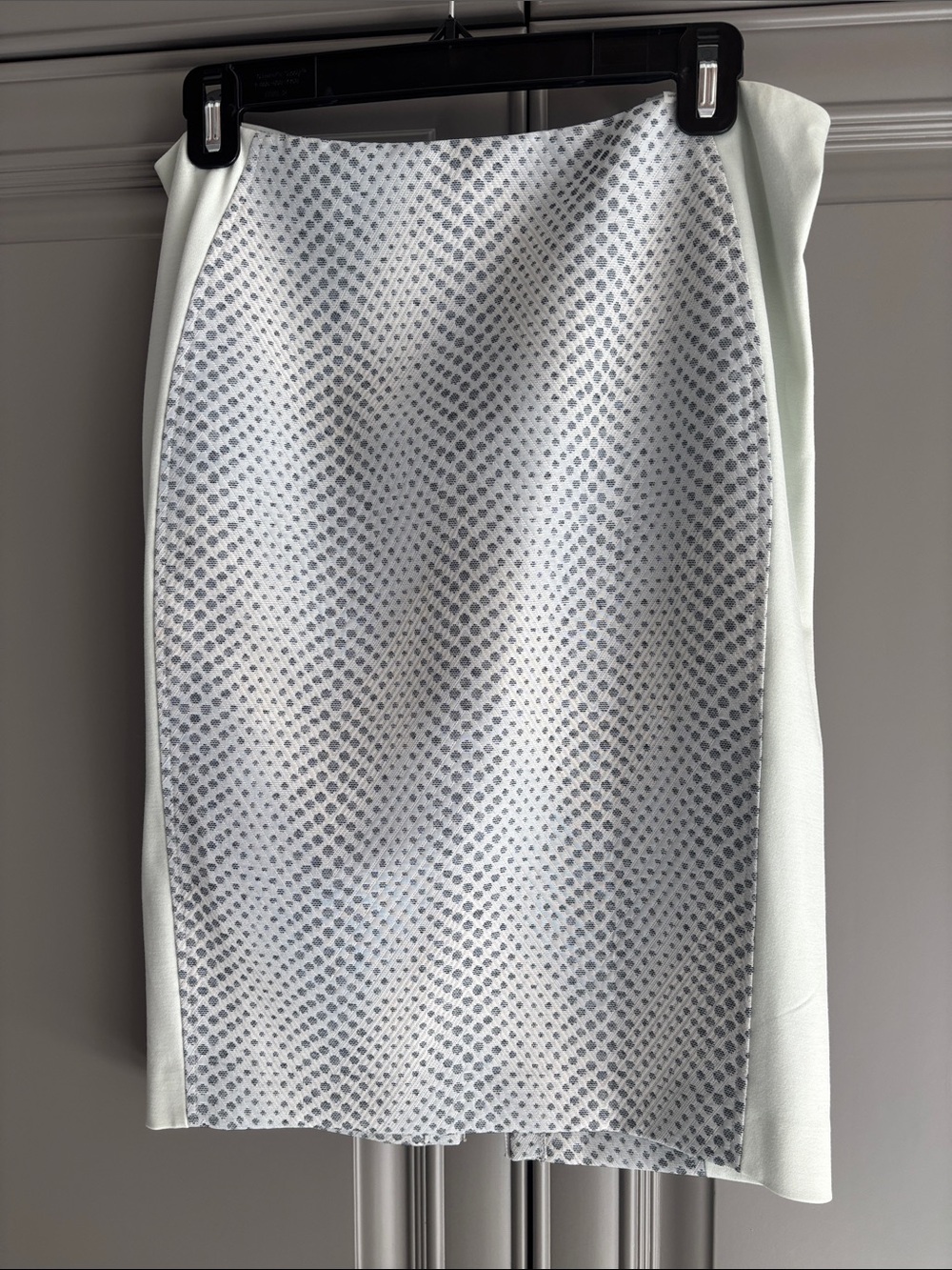 Elie Tahari White Pencil Skirt with Light Gray Pattern